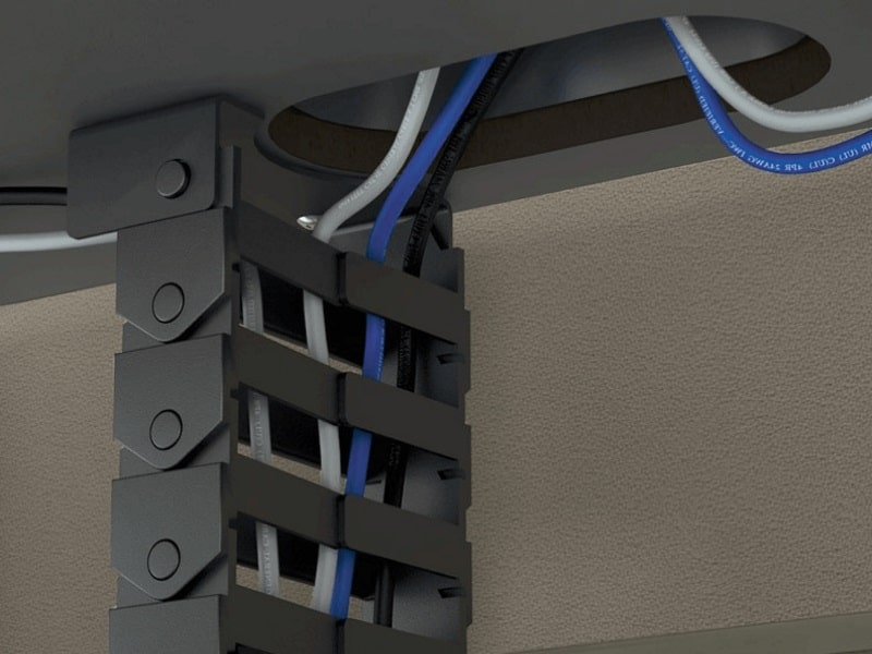 Гибкий кабель-менеджмент предотвращает перегиб проводов